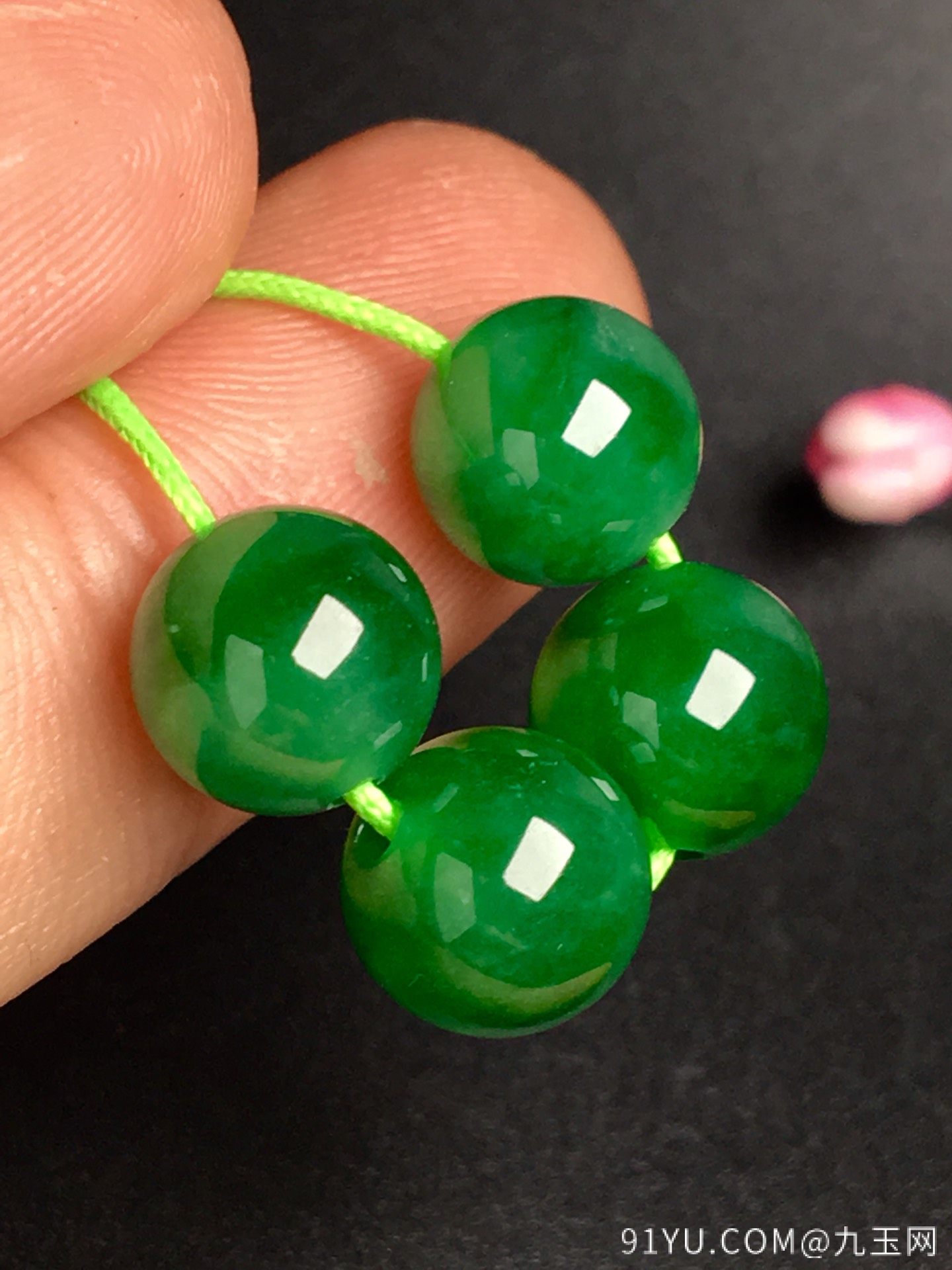 一手四个冰绿珠珠，色辣，裸石4颗尺寸9mm