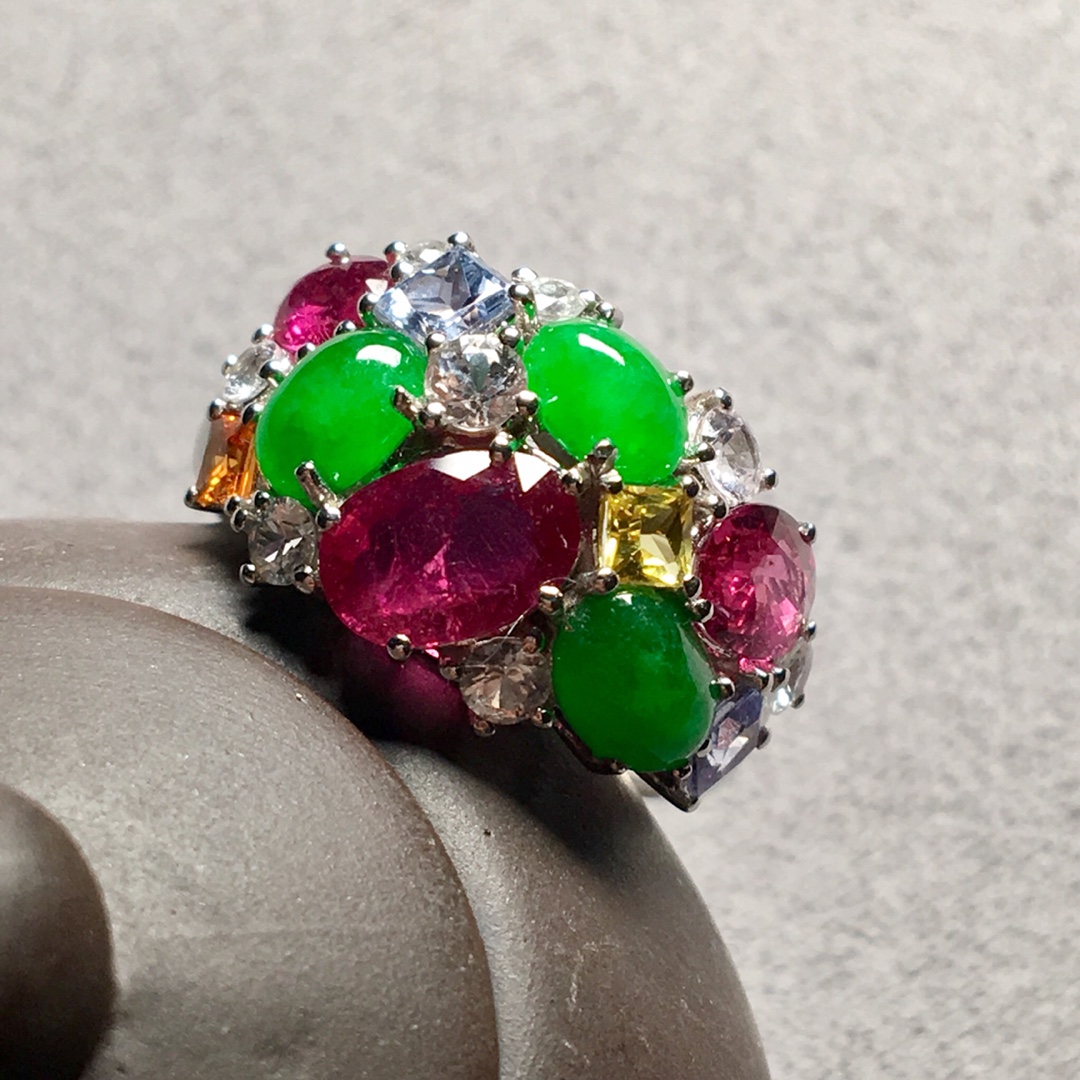 雙12特惠。         高冰種陽綠蛋面戒指，色陽綠，起熒光，款式新穎別致，設計款，裸石：6.5-5-3.2mm，完美<a href=
