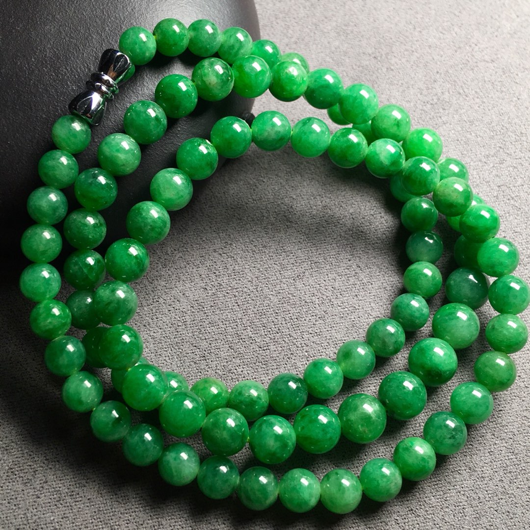 ❤。冰种阳绿珠珠项链手链两用，珠圆玉润，色阳绿，很大气，直径：7.1-5.6mm