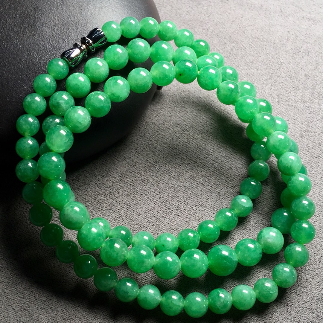 冰种阳绿珠珠项链手链两用，珠圆玉润，料子细腻，很大气，珠珠直径：7.5mm。91颗。完美
