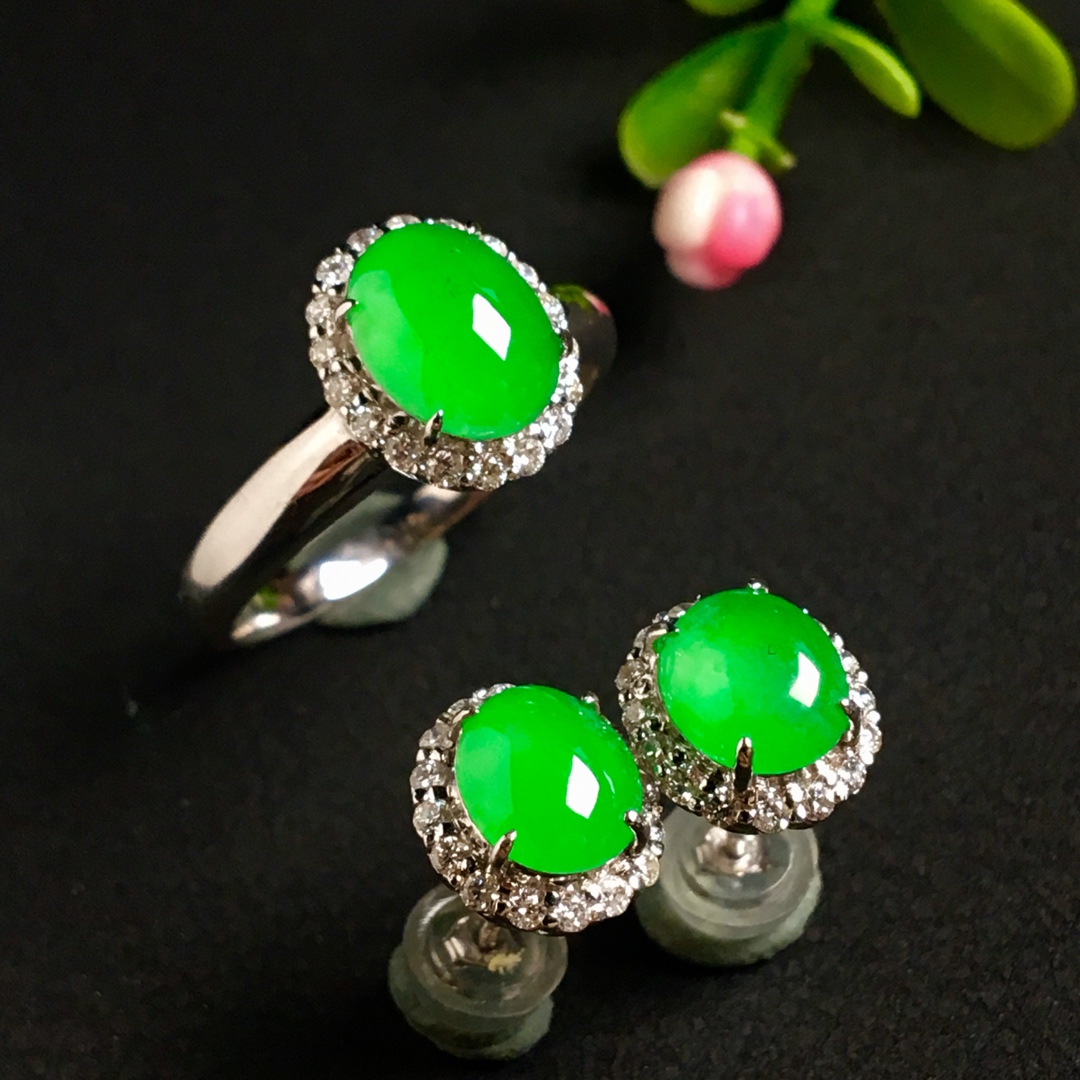 一套冰阳绿戒指和耳钉，色阳，戒指内圈17.5裸石尺寸8.5-6.5-3耳钉裸石尺寸7.5-6.3-3，一套特惠价����