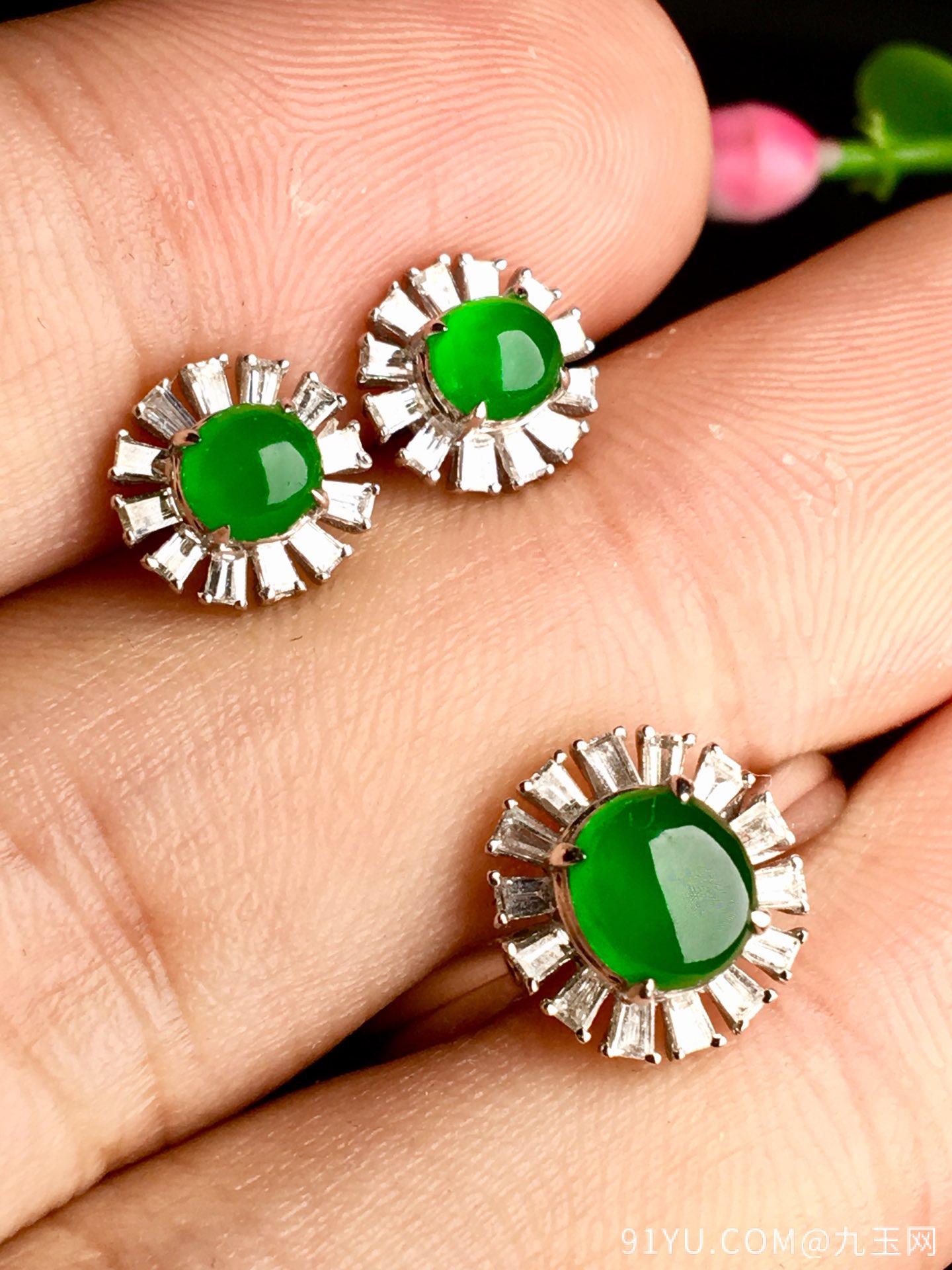 一套冰辣绿戒指和耳钉，色辣，戒指内圈17裸石尺寸6.5-6-3耳钉尺寸4.5-3，一套