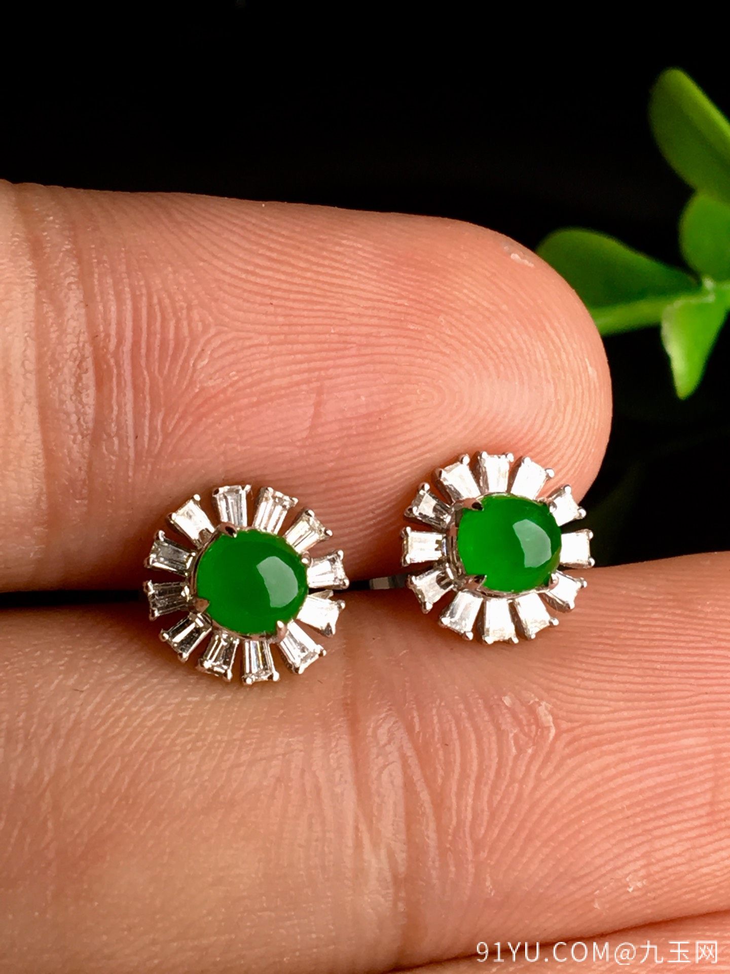 一套冰辣绿戒指和耳钉，色辣，戒指内圈17裸石尺寸6.5-6-3耳钉尺寸4.5-3，一套