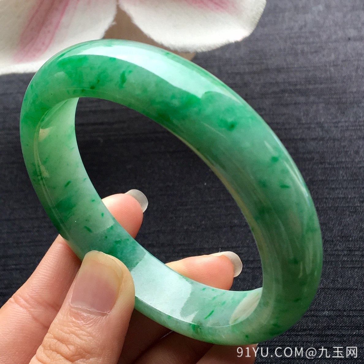 冰糯种阳绿手镯，料子细腻，起光起胶，58.5-13.7-8.5mm