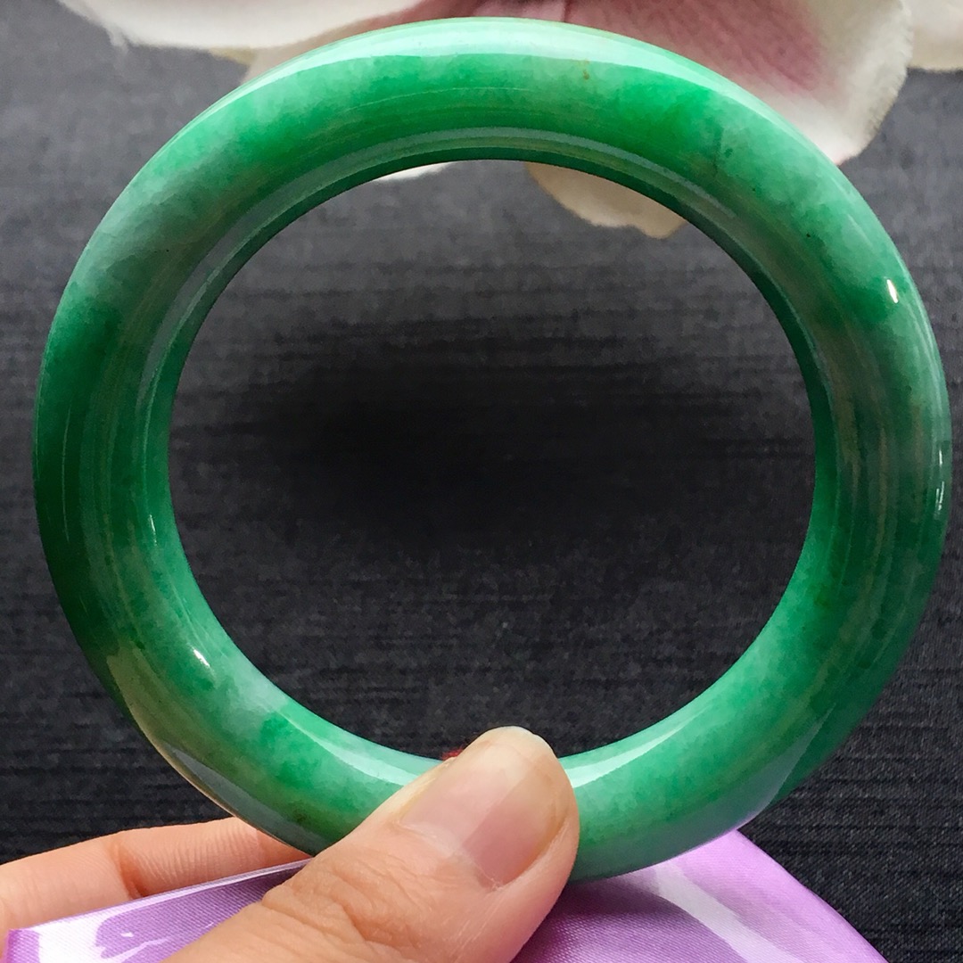 冰糯种阳绿圆条手镯，玉质细腻水润，超性价比，56-12-12mm