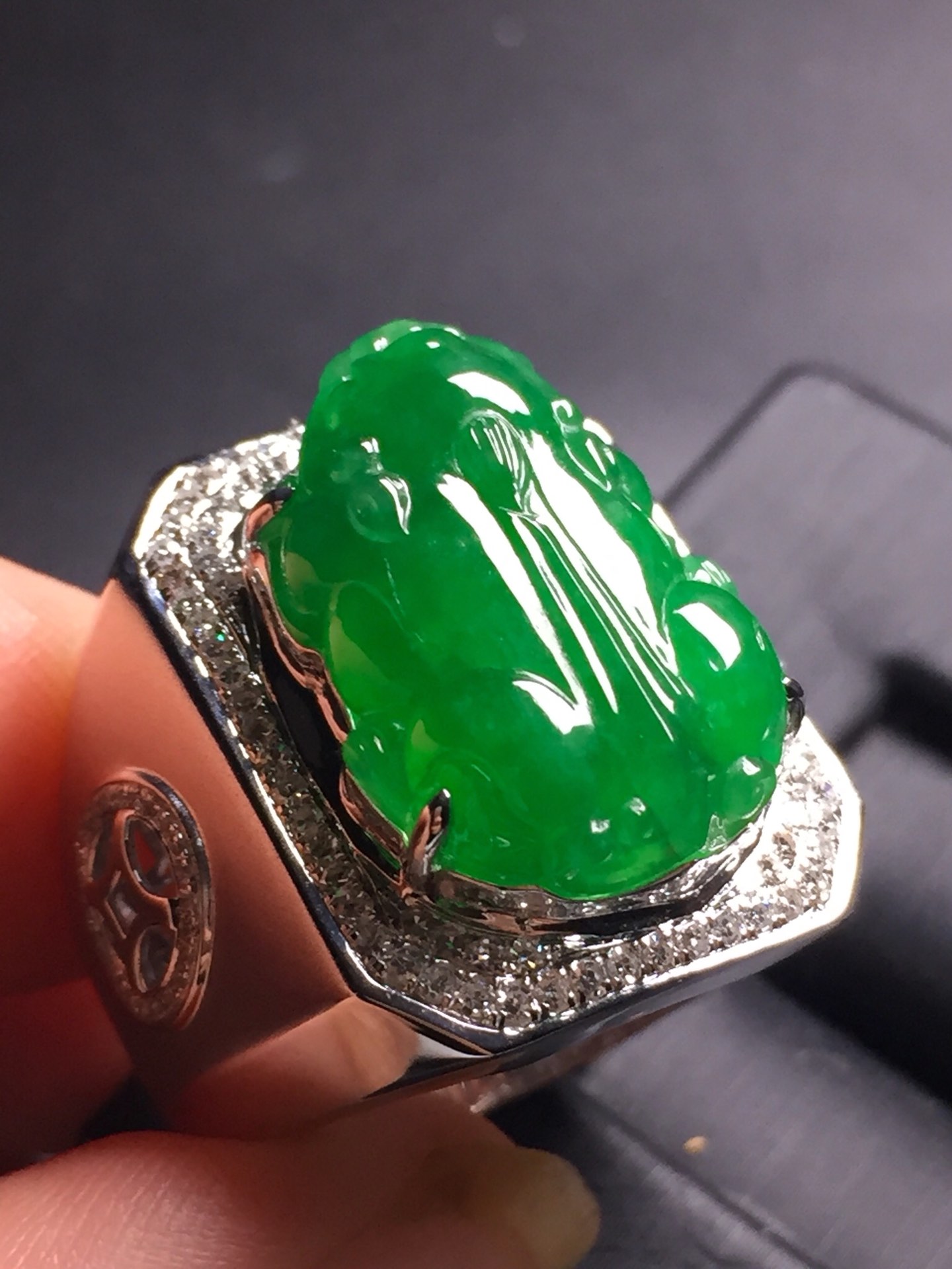 阳绿貔貅戒指，18k真金真钻镶嵌，完美，种水超好，玉质细腻。[愉快][愉快