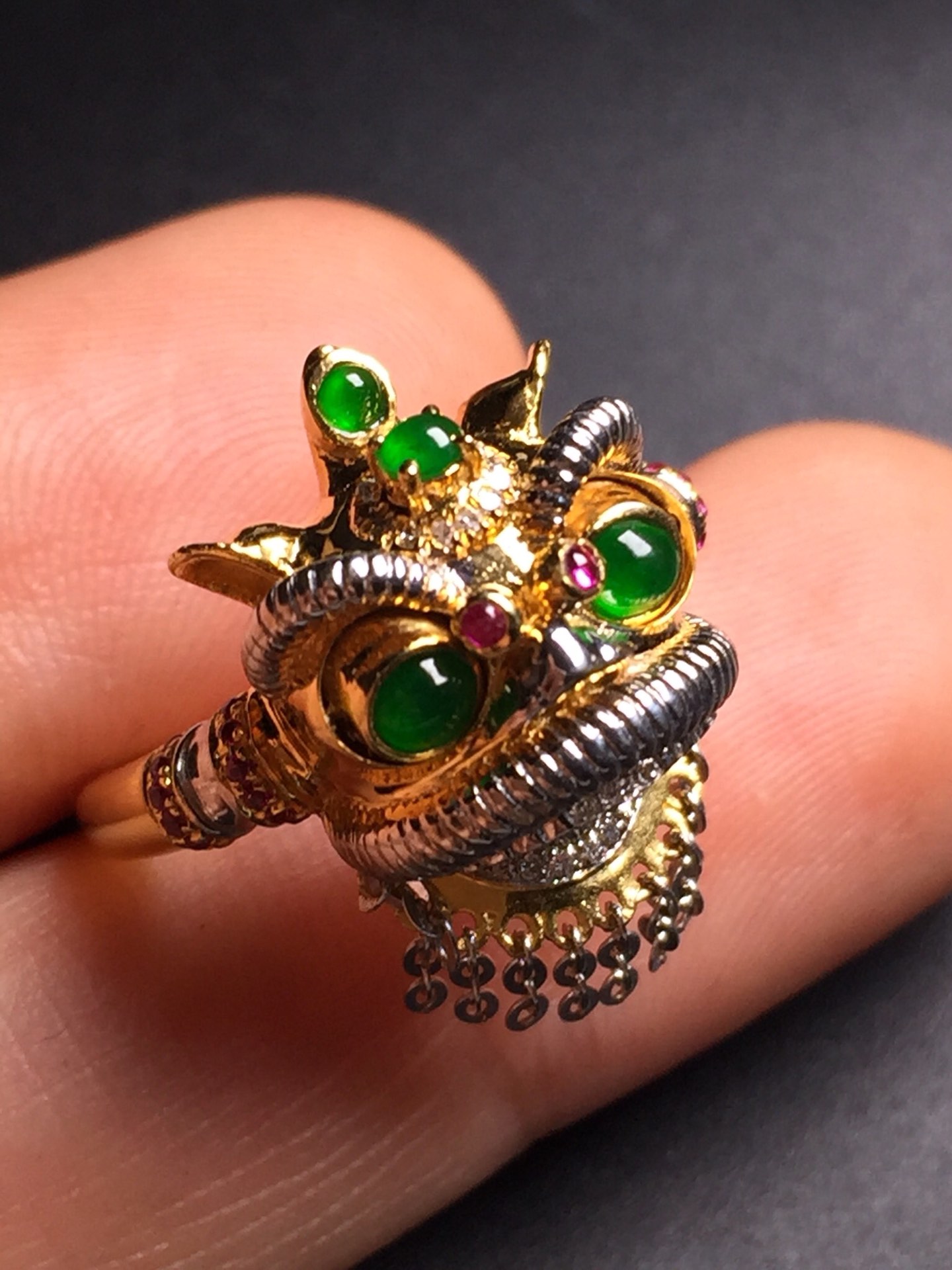 阳绿狮子头戒指，18k真金真钻镶嵌，完美，种水超好，玉质细腻。[愉快][愉快