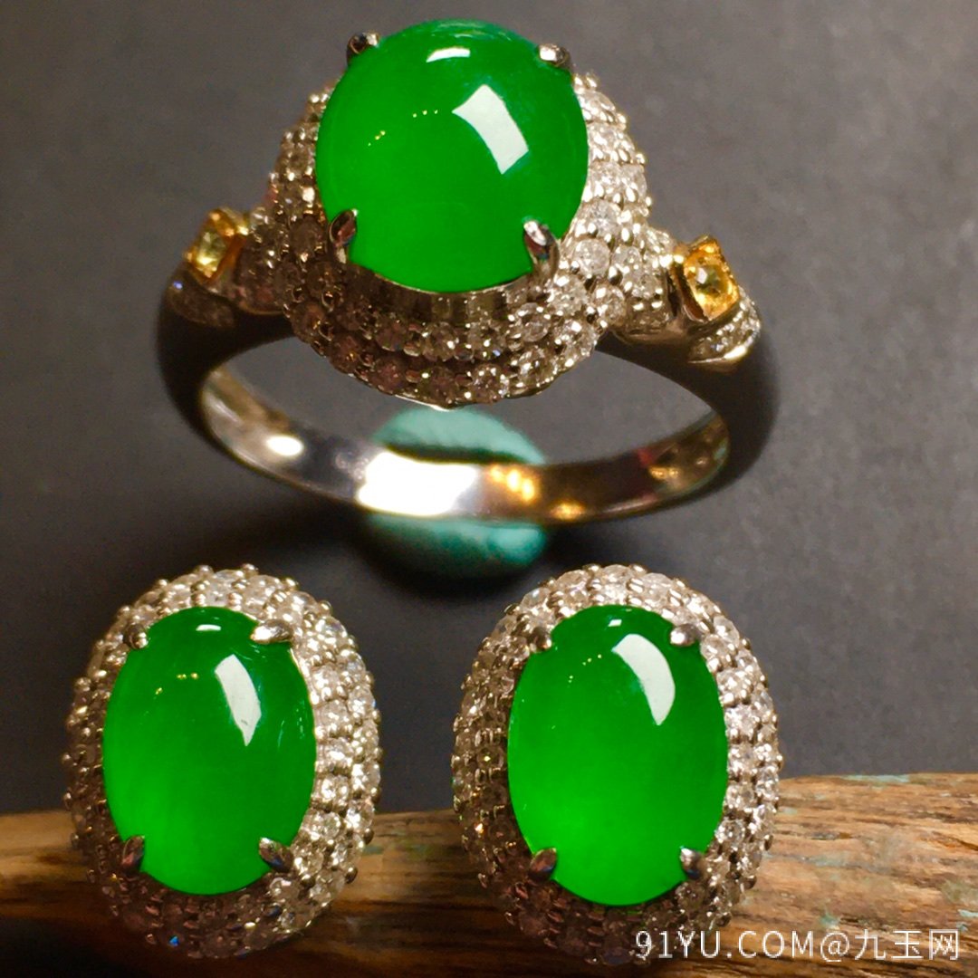 价[色] 【戒指+耳环，冰正阳绿】很冰透，翠色鲜艳，水水润细腻，冰透冰绿，完美，18k金奢华钻石镶嵌