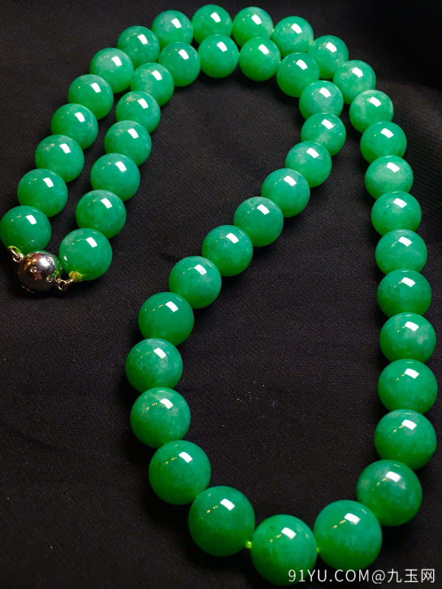 价[色] ：【翡翠珠链，冰阳绿】水润通透，玉质细腻，冰绿冰透，完美无暇