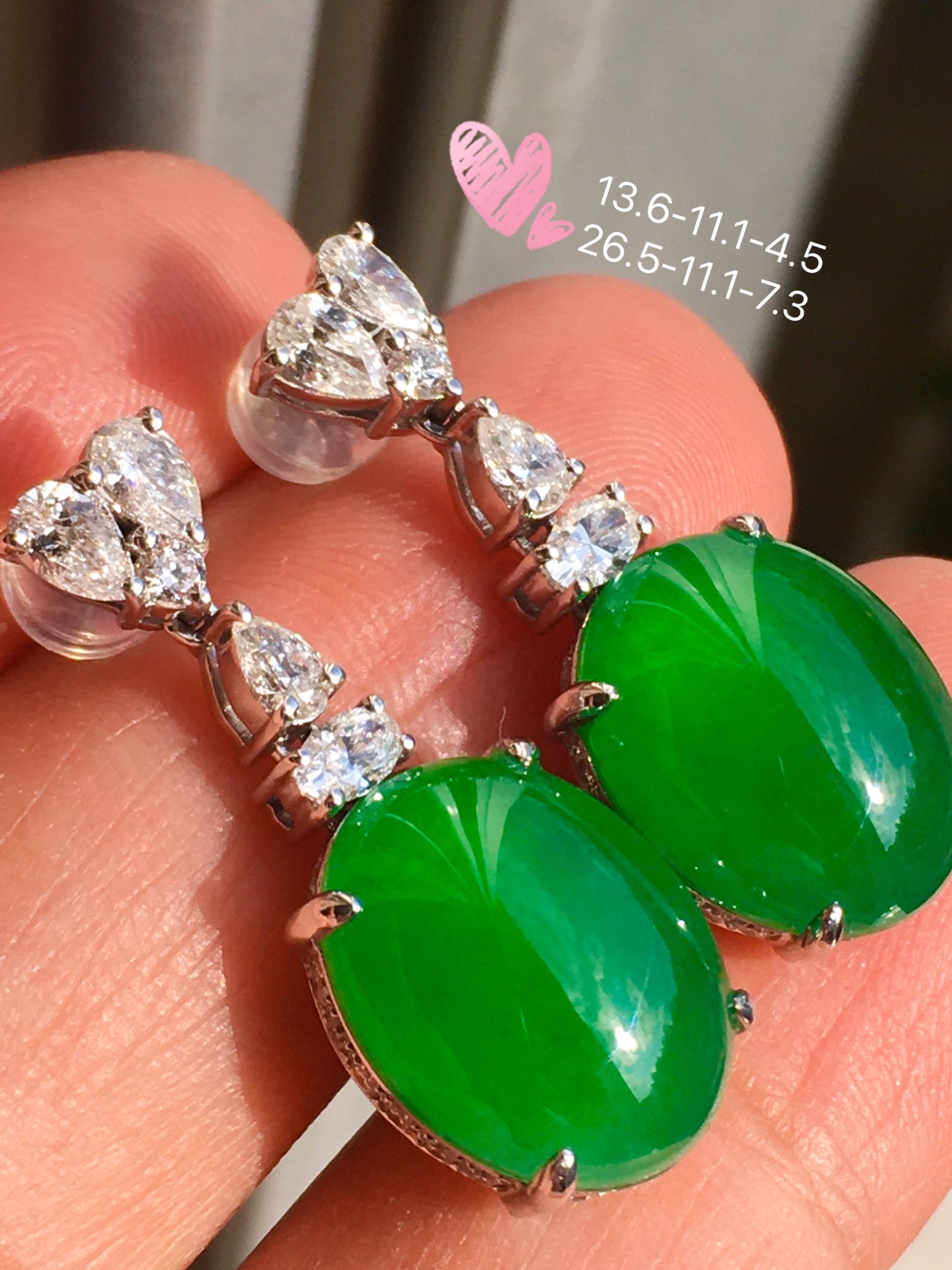 价：【大耳环，冰正阳绿】极品翠绿，种色美极了水润通透，玉质细腻，完美无暇，18k金奢华钻石镶嵌☕��������