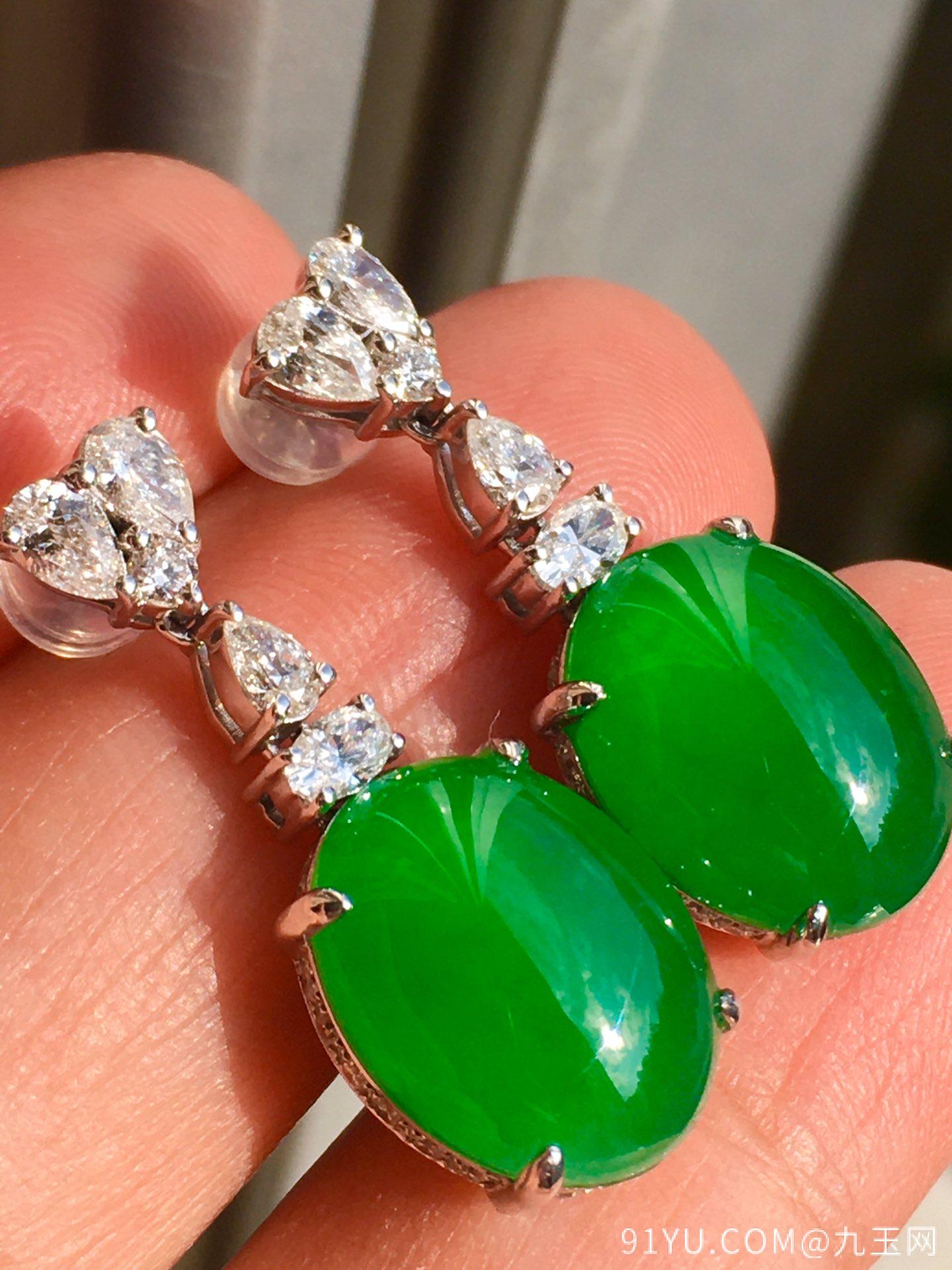 价：【大耳环，冰正阳绿】极品翠绿，种色美极了水润通透，玉质细腻，完美无暇，18k金奢华钻石镶嵌☕��������