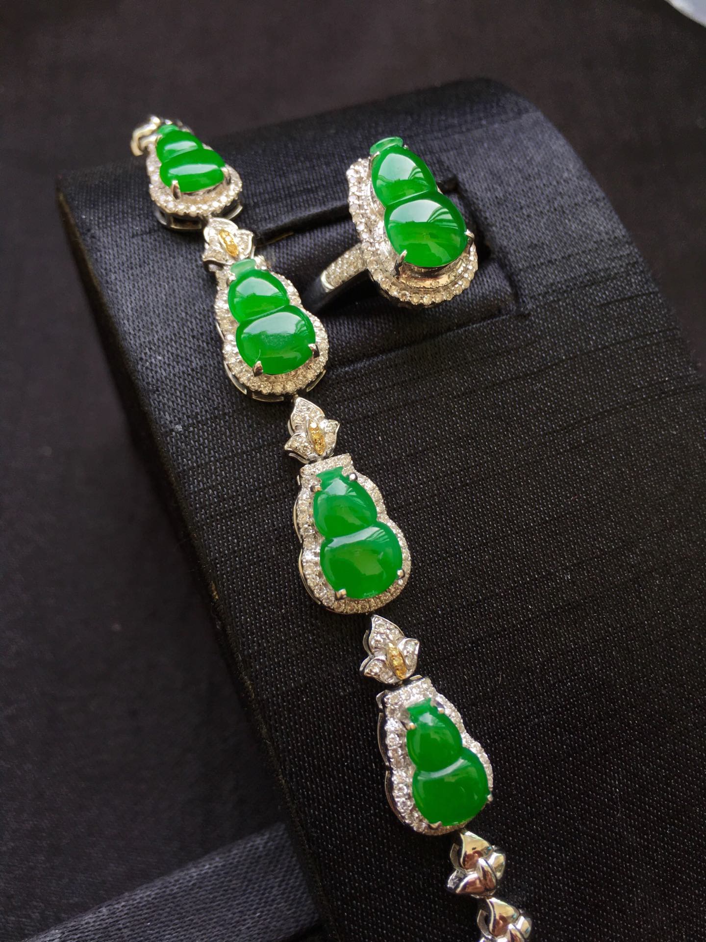 阳绿葫芦手链➕戒指套装，完美色辣手链裸石11*7*3戒指裸石12.5*7*3价格