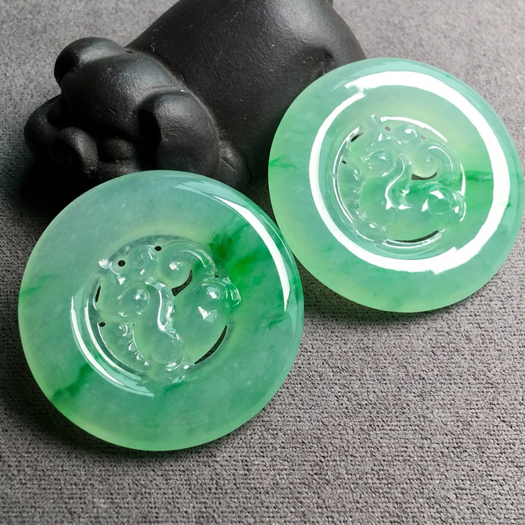 ❤3.8女王节福利全部。一对冰种阳绿麒麟，玉质细腻水润，雕工精湛，颜色很清爽，裸石：29.8-4.2，30-4mm。完美