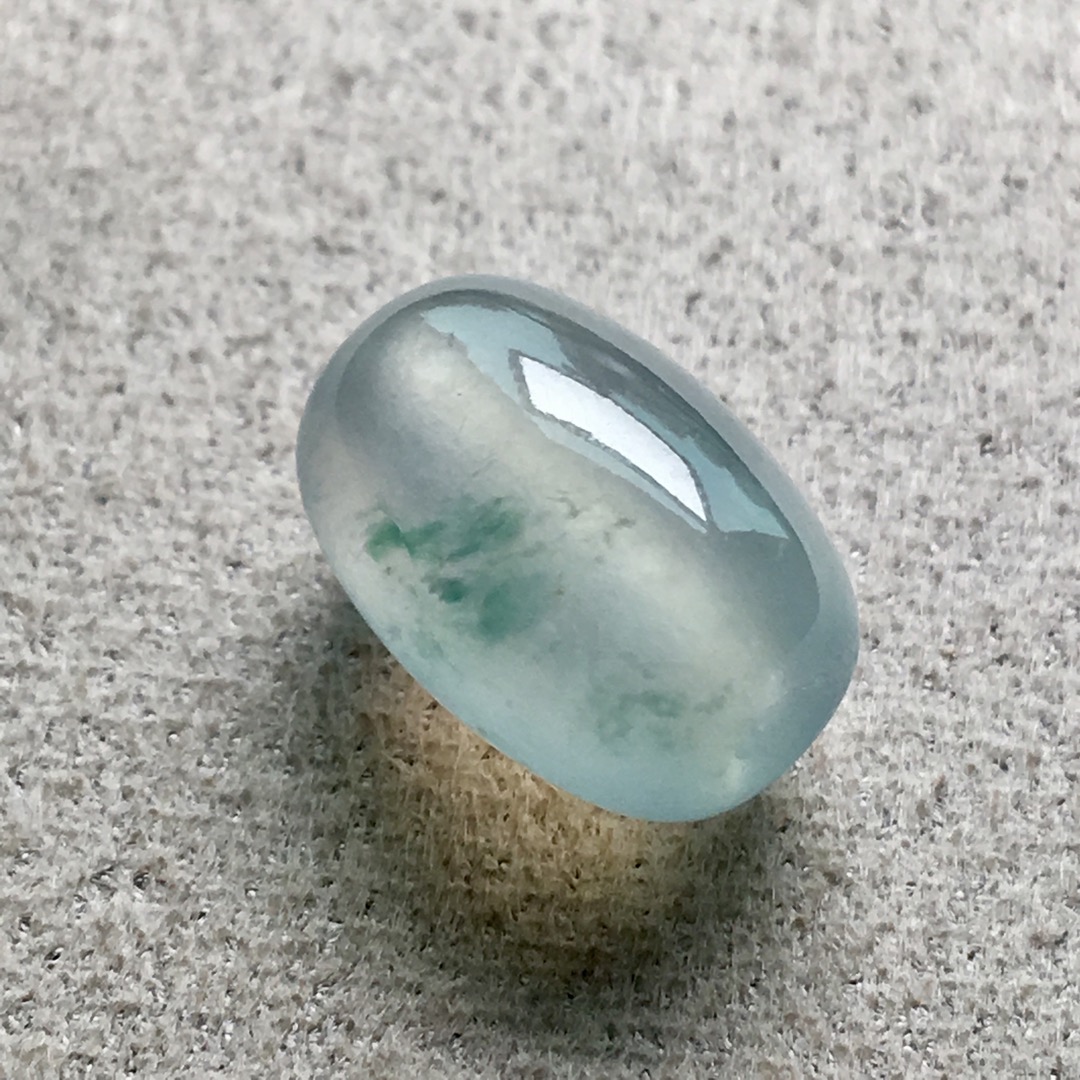高冰种飘绿珠珠，珠圆玉润，水汪汪滴，很通透，裸石：14-9.8mm