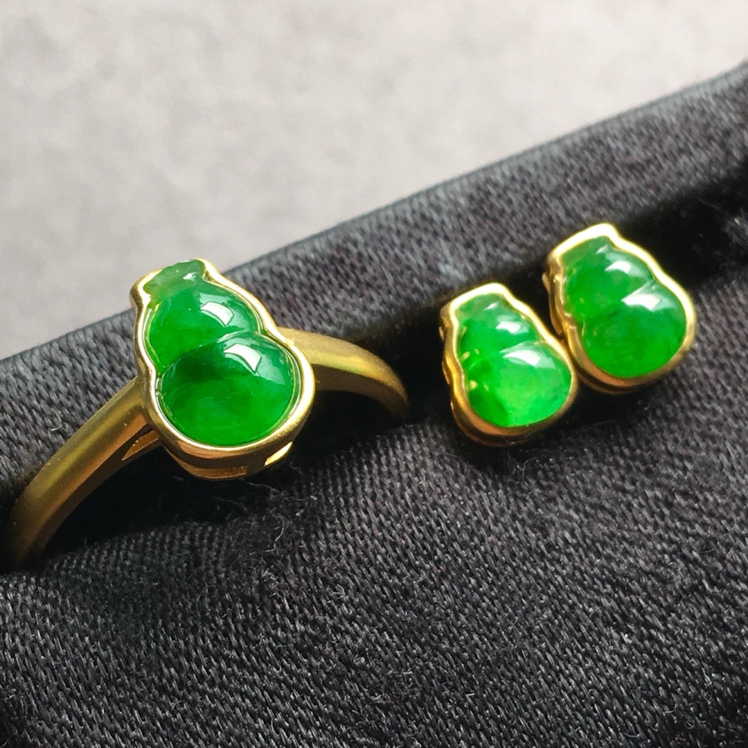 ❤不议退。冰种阳绿葫芦戒指耳钉套装，色阳绿，起荧光，超性价比，戒指裸石：8.8-6.5-3，耳钉裸石：7-5.6-3mm。完美