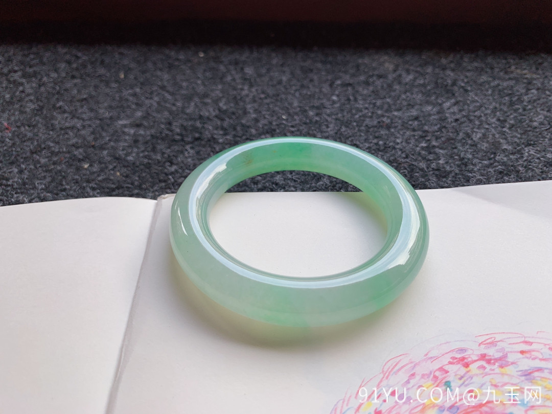 20032517冰阳绿圆条，尺寸：55 .7/12.5mm，推荐这条镯子，打灯有棉根，整圈细腻水润，有淡淡荧光感，超赞的镯子