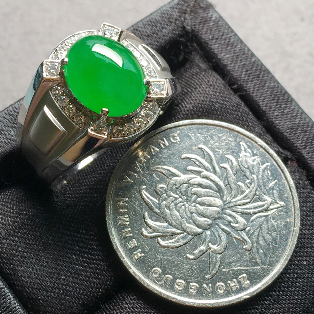 ❤。冰种阳绿蛋面戒指，圆鼓鼓，起荧光，料子细腻，很大气，裸石：11-9-4.5mm