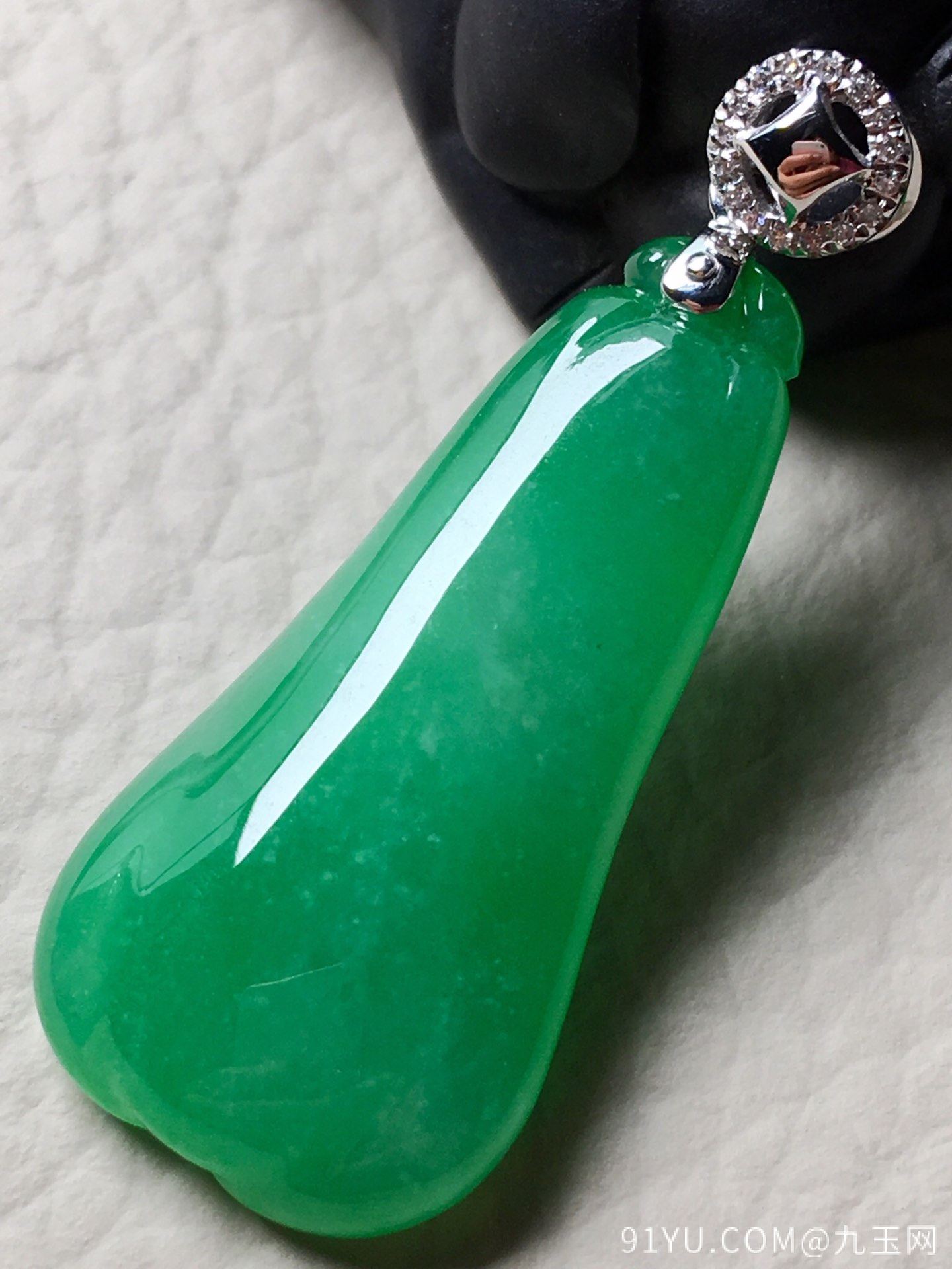 ❤。冰种阳绿福瓜吊坠，玉质细腻水润，很肥美，裸石：30-15.2-6mm。完美