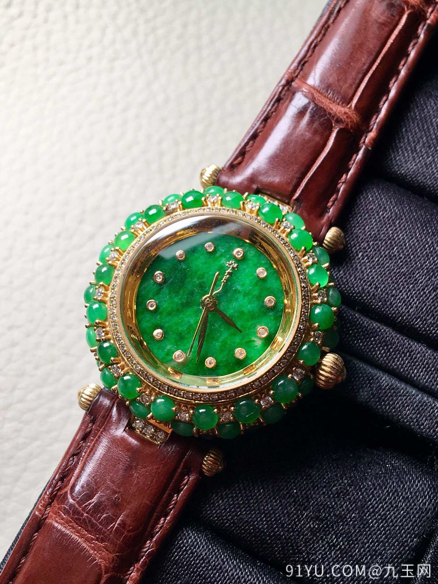 ❤。特惠色冰种阳绿蛋面手表，有种有色，起荧光，很别致，整体：35.3-32.5-12，裸石：2.8-3-3mm