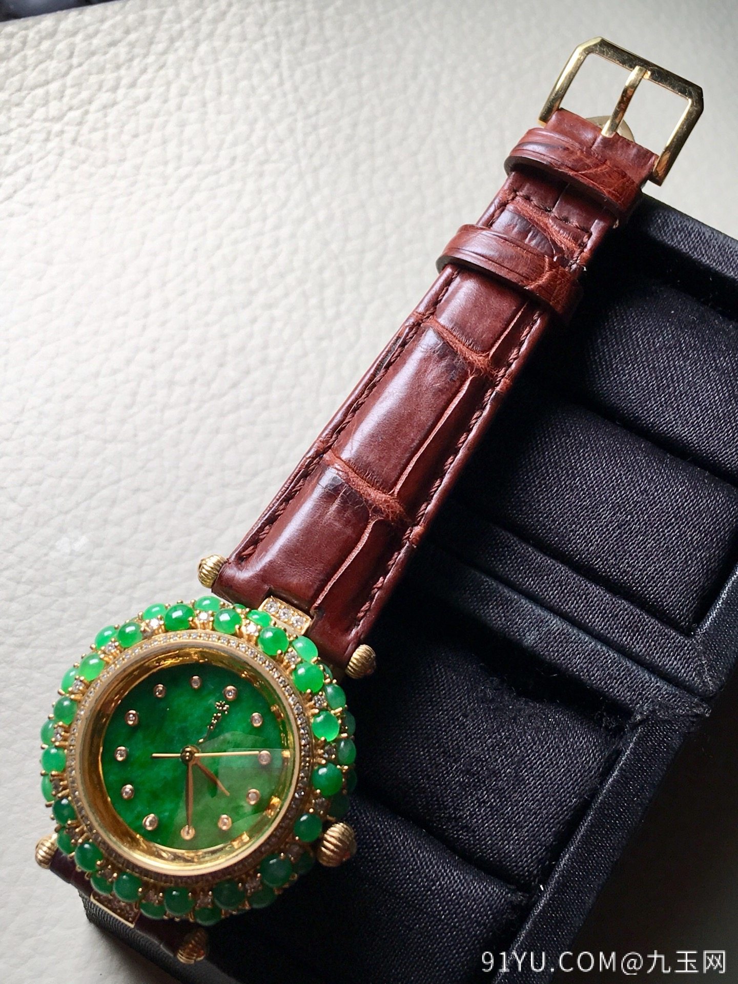 ❤。特惠色冰种阳绿蛋面手表，有种有色，起荧光，很别致，整体：35.3-32.5-12，裸石：2.8-3-3mm
