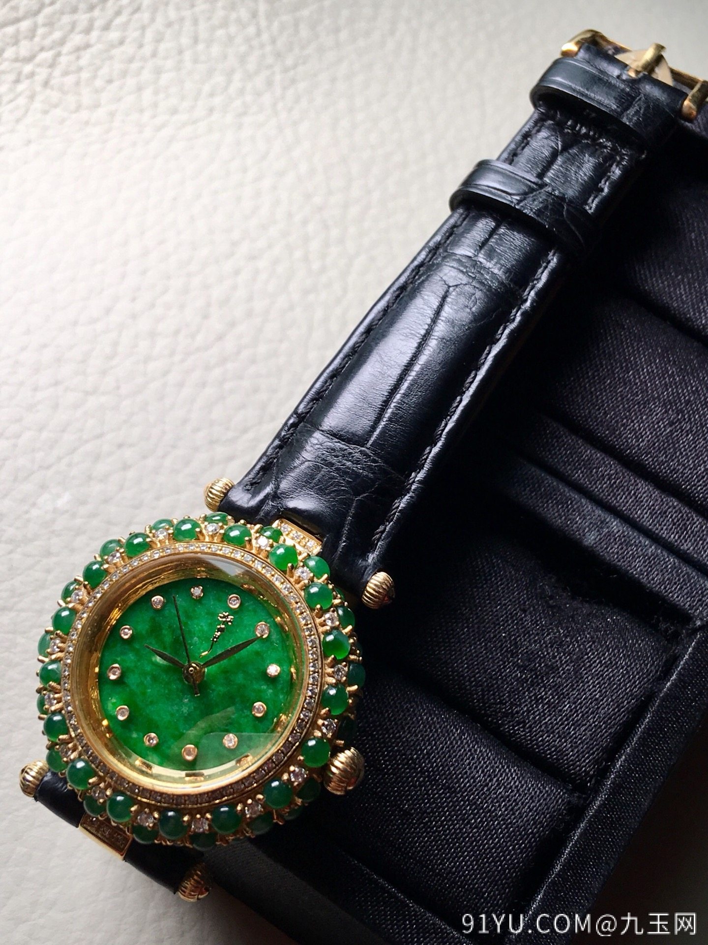 ❤。特惠色冰种阳绿蛋面手表，色正，起荧光，设计款，很别致，整体：35-32.3-12，裸石：2.3-2.5-2.5mm