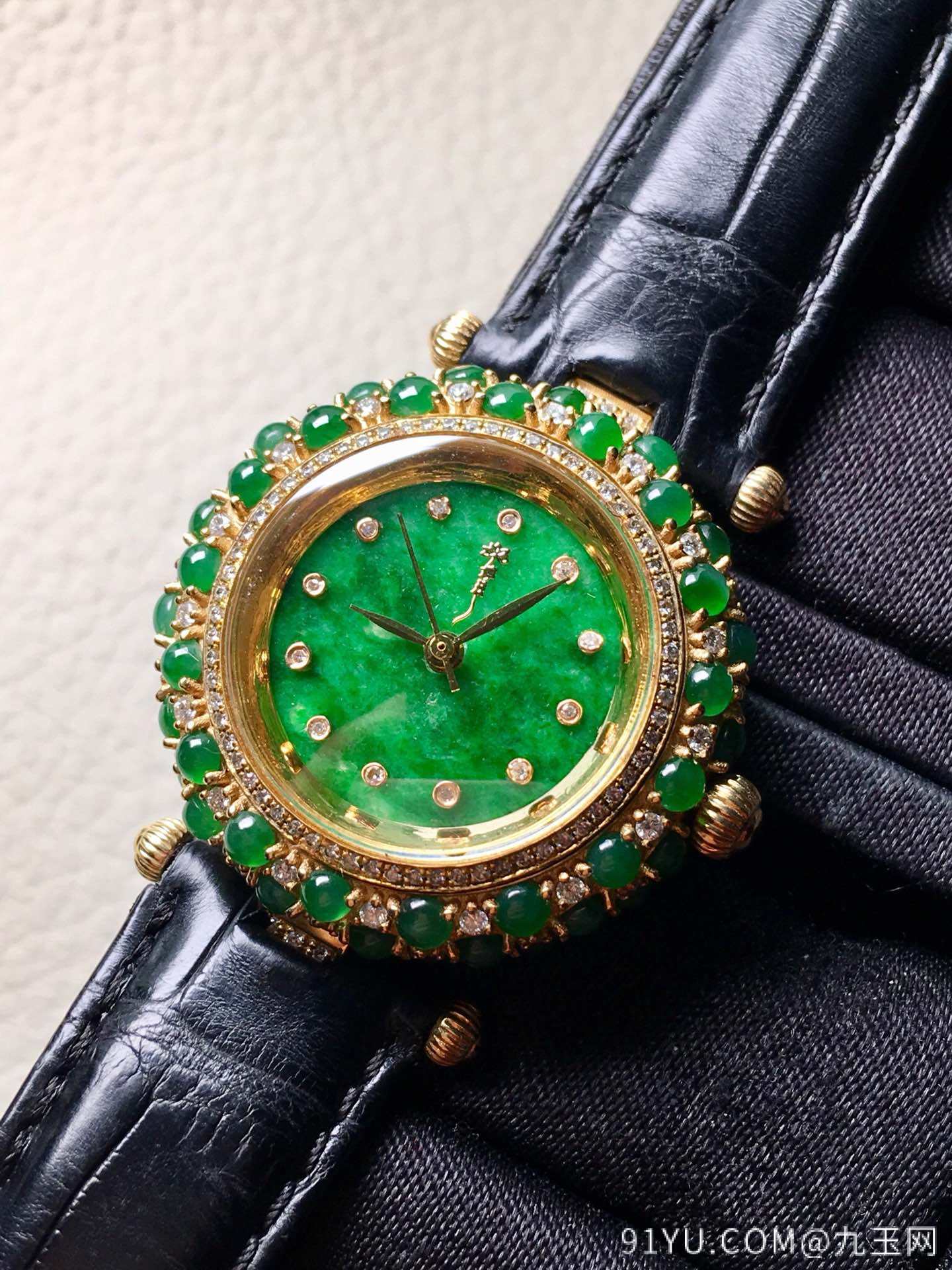 ❤。特惠色冰种阳绿蛋面手表，色正，起荧光，设计款，很别致，整体：35-32.3-12，裸石：2.3-2.5-2.5mm