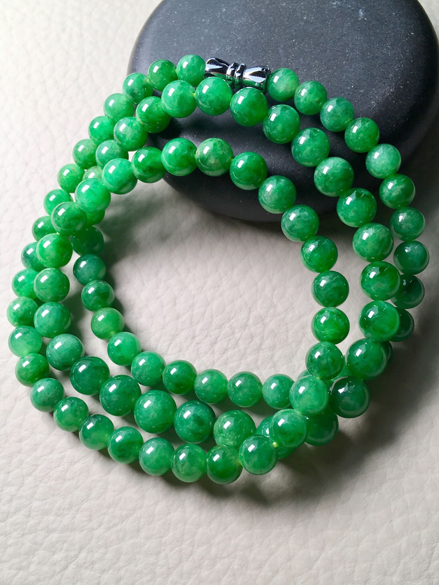 ❤。冰种满绿珠珠项链手链两用，珠圆玉润，色辣绿，高品质，裸石：7，5.7mm。88颗