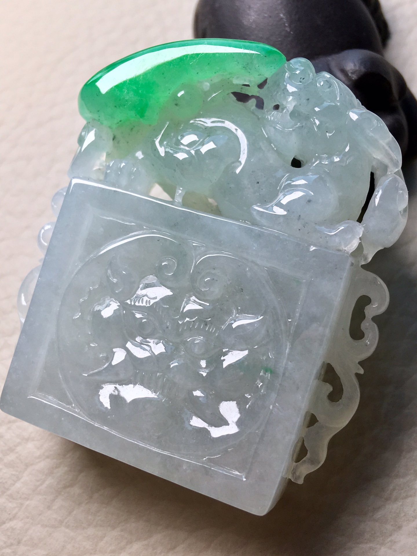 ❤。冰绿神兽印章，裸石：49.5-43.2-13.8mm。完美