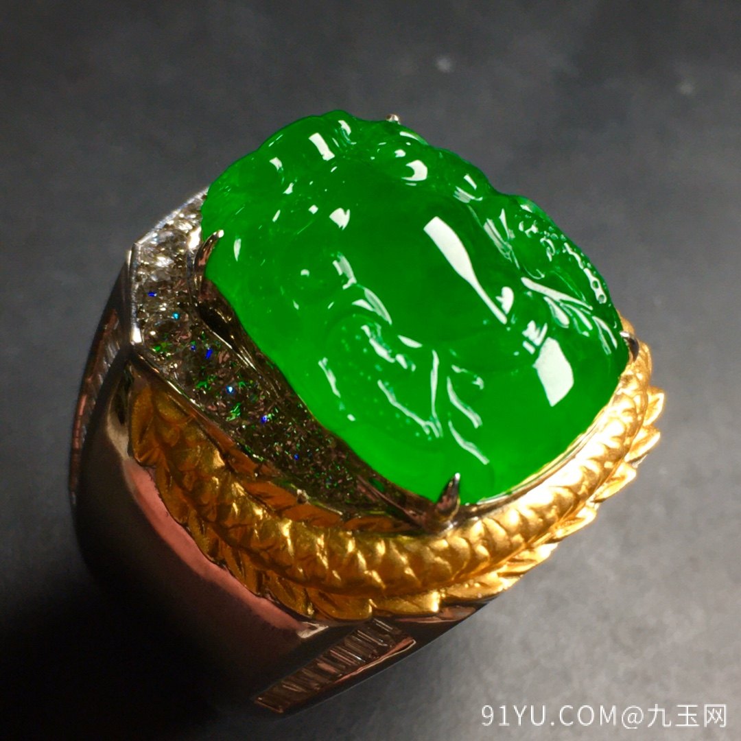 价 ：【龙头戒指，冰正阳绿】水润通透，玉质细腻，完美无暇，18k金奢华钻石镶嵌☕����