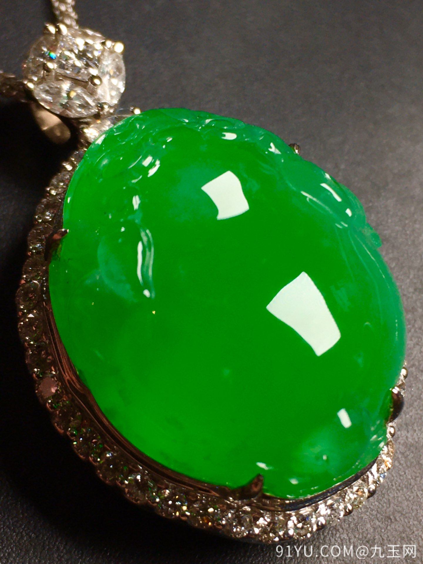 价 ：【貔貅，冰正阳绿】水润通透，玉质细腻，完美无暇，18k金奢华钻石镶嵌☕