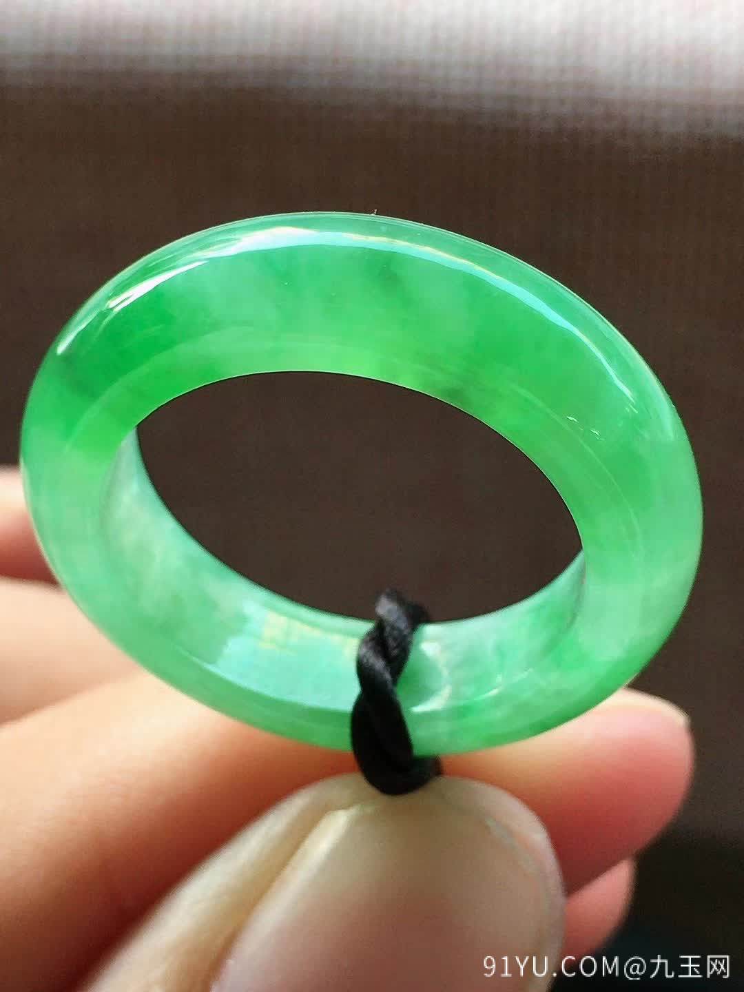 2号冰飘绿翡翠指环戒指，色泽清新，冰透水润，种色兼备，种水一流，完美，内径尺寸18.4/5.8/4.1