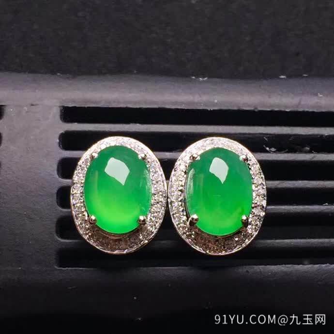 新品绿色蛋面耳钉18K金伴钻石镶嵌A货翡翠，种好色辣，时尚大方，完美无瑕����