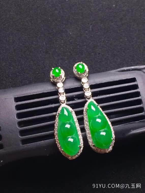 新品：绿色福豆耳环18K金伴钻石镶嵌A货翡翠，种好色辣，时尚大方，完美无瑕����