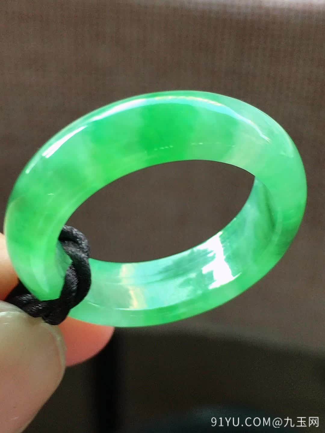 3号冰飘绿翡翠指环戒指，色泽清新，冰透水润，种色兼备，种水一流，完美，内径尺寸18.4/5.8/3.8