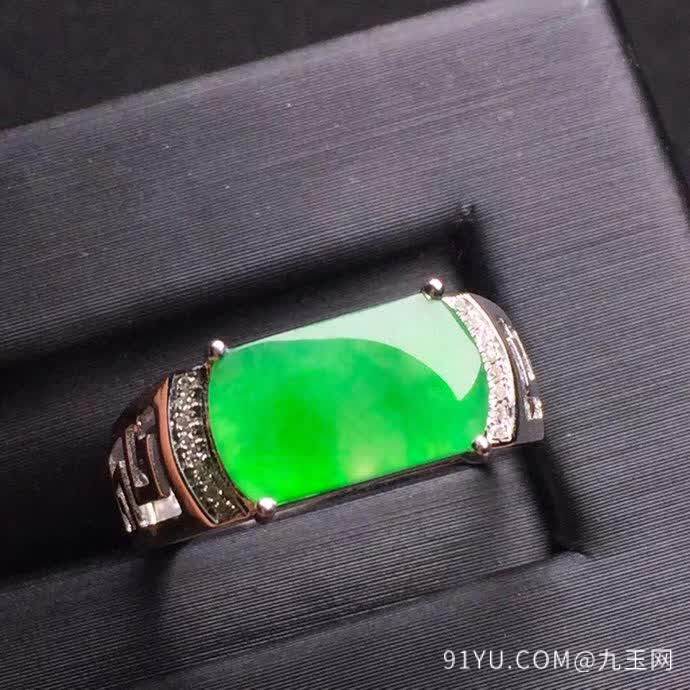 新品绿色马鞍戒指18K金伴钻石镶嵌A货翡翠，种好色辣，时尚大方，完美无瑕����