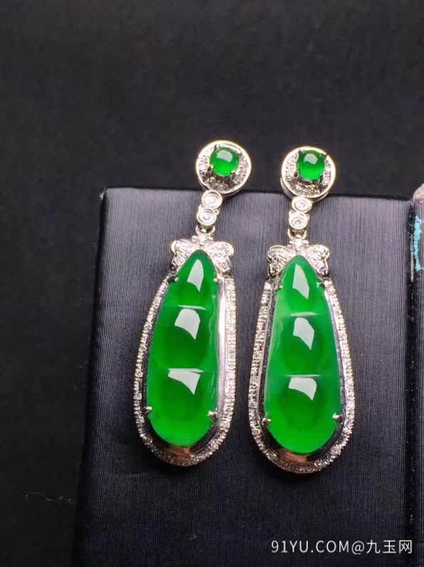 新品绿色福豆耳环18K金伴钻石镶嵌A货翡翠，种好色辣，时尚大方，完美无瑕����