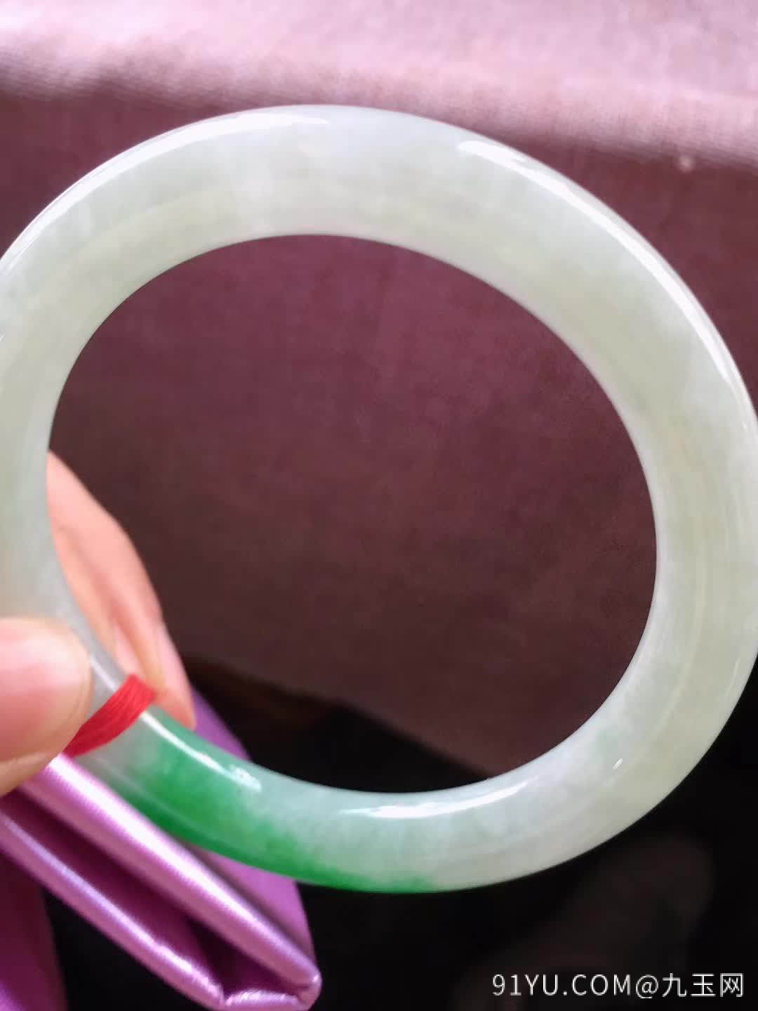 飘绿圆条翡翠手镯，种老色阳，尺寸56.5/9/9.4mm，结缘