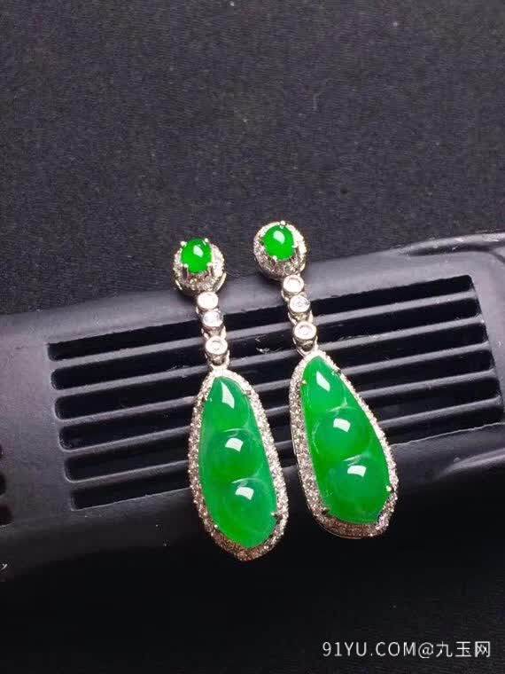 新品：绿色福豆耳环18K金伴钻石镶嵌A货翡翠，种好色辣，时尚大方，完美无瑕����