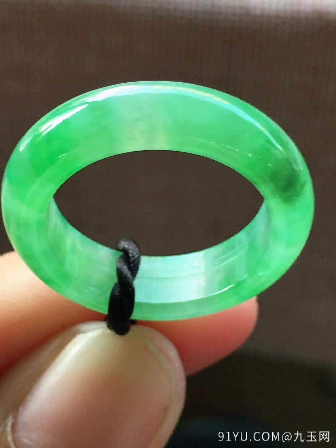 3号冰飘绿翡翠指环戒指，色泽清新，冰透水润，种色兼备，种水一流，完美，内径尺寸18.4/5.8/3.8