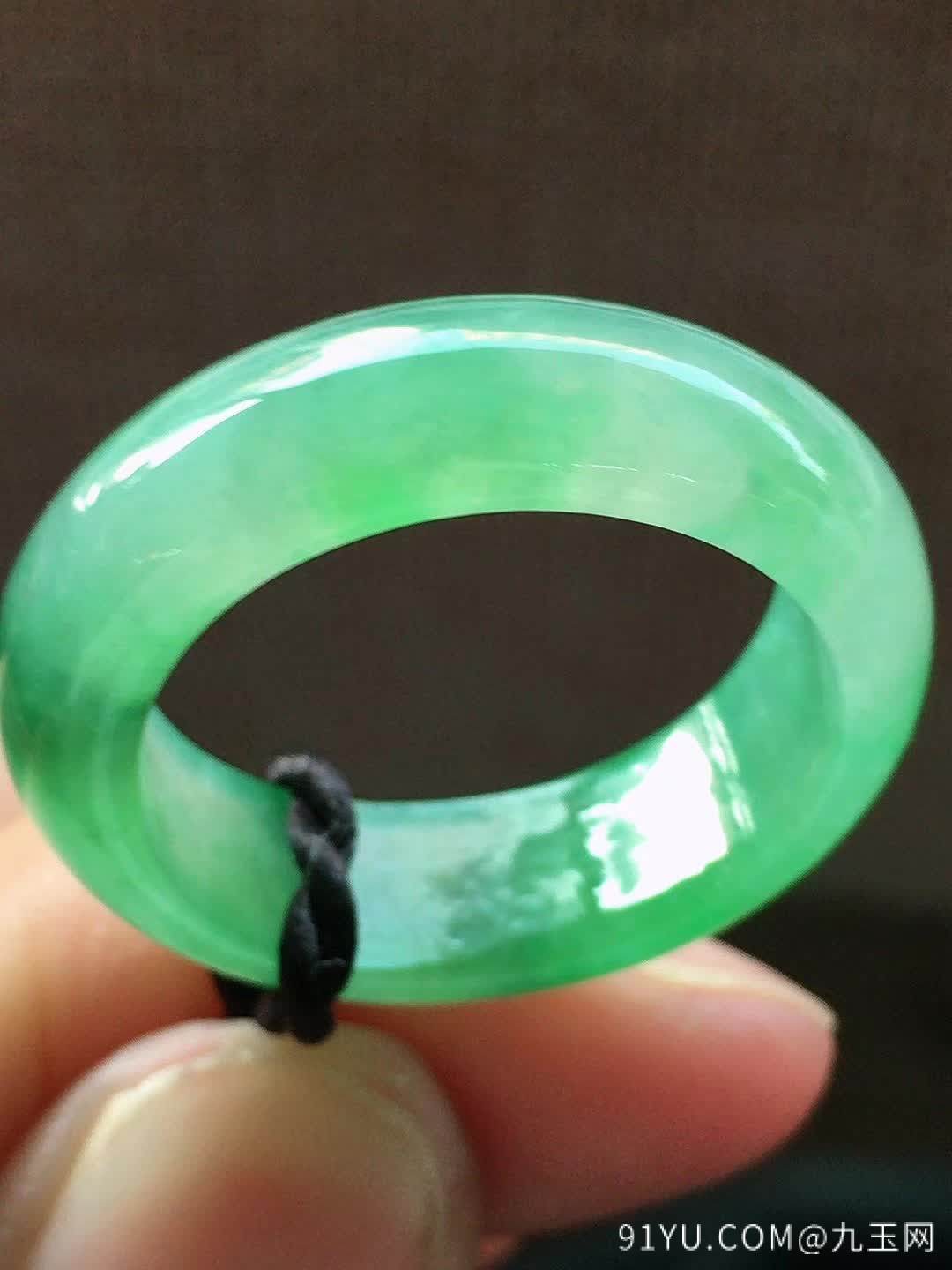 冰飘绿翡翠指环戒指，色泽清新，冰透水润，种色兼备，种水一流，完美，内径尺寸19.8/6.3/3.8