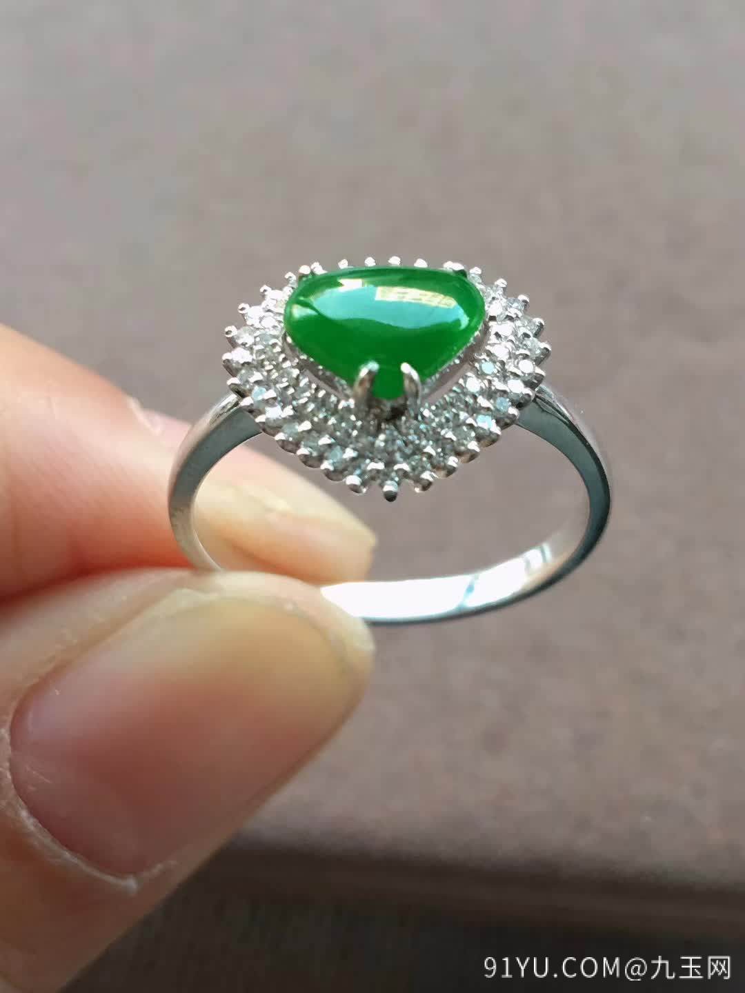 满绿翡翠爱心戒指，颜色鲜艳，小色标，种水一流，18k金伴钻镶嵌，种好完美，裸石尺寸5.8/7.3/6.0含金厚度 
