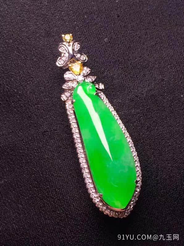 新品豪华绿色福瓜吊坠18K金伴钻石镶嵌A货翡翠，种好色辣，时尚大方，完美无瑕����