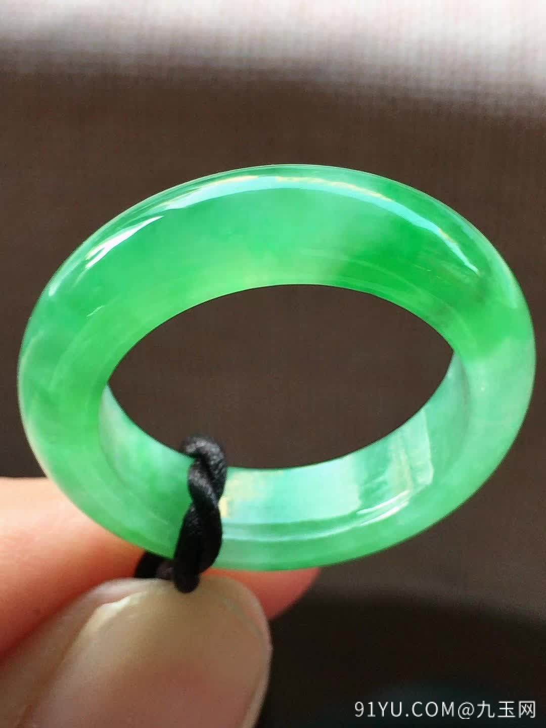 2号冰飘绿翡翠指环戒指，色泽清新，冰透水润，种色兼备，种水一流，完美，内径尺寸18.4/5.8/4.1