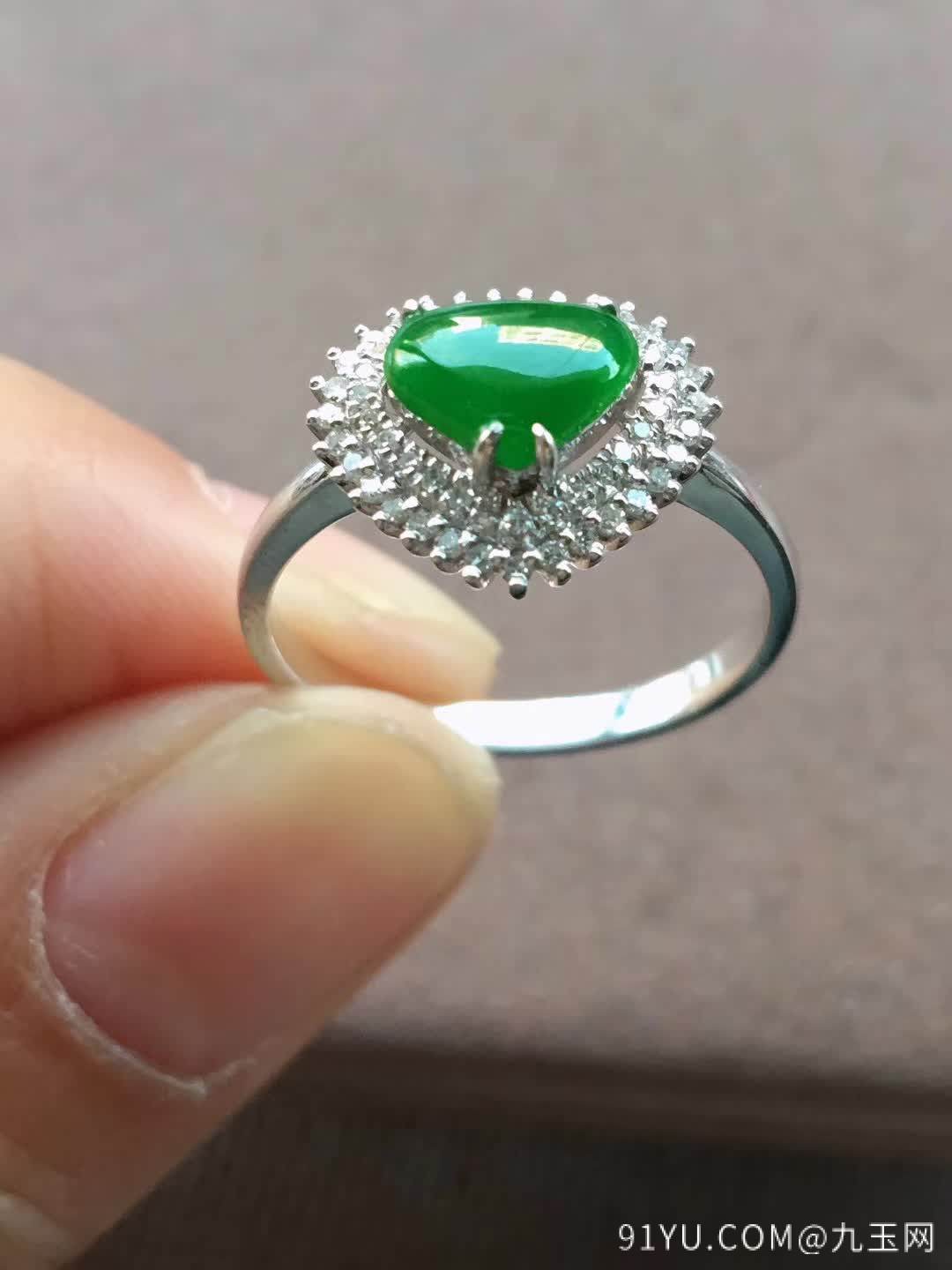 满绿翡翠爱心戒指，颜色鲜艳，小色标，种水一流，18k金伴钻镶嵌，种好完美，裸石尺寸5.8/7.3/6.0含金厚度 