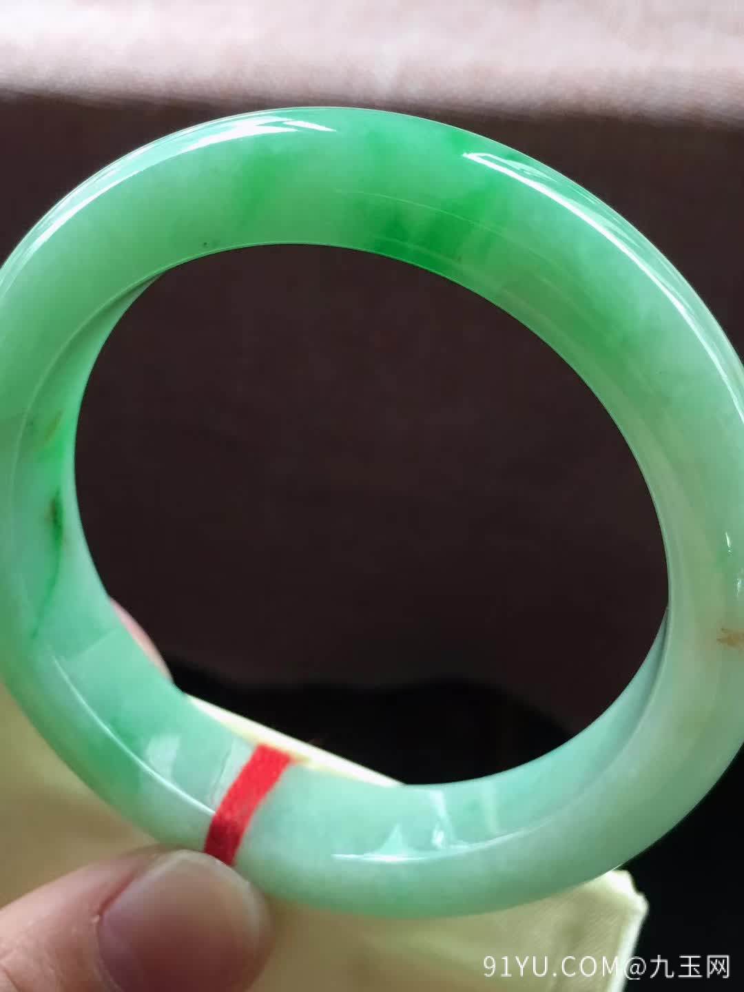 飘绿正圈翡翠手镯，有点细纹，种老水足，色阳，尺寸58/13/9.5mm，结缘