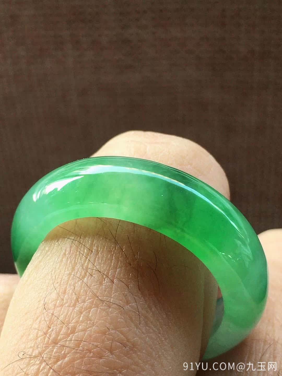 冰飘绿翡翠指环戒指，色泽清新，冰透水润，种色兼备，种水一流，完美，内径尺寸19.8/6.3/3.8特惠