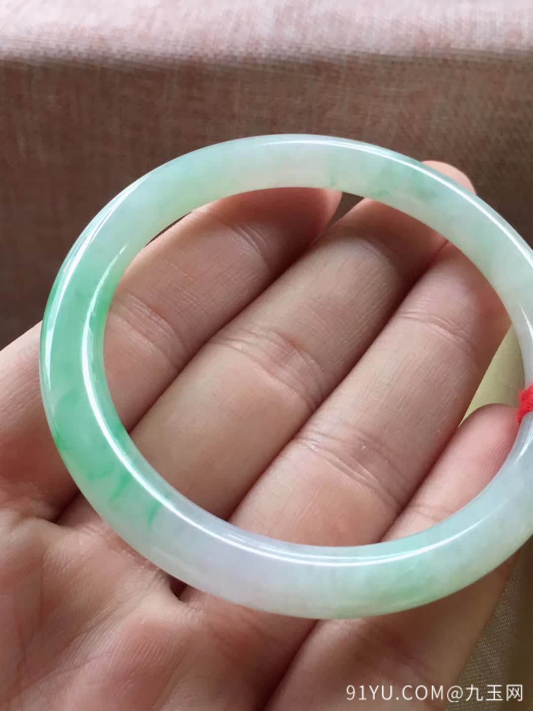冰飘绿圆条翡翠手镯，完美，种老水足，色阳，尺寸54.5/7.5/7.9mm