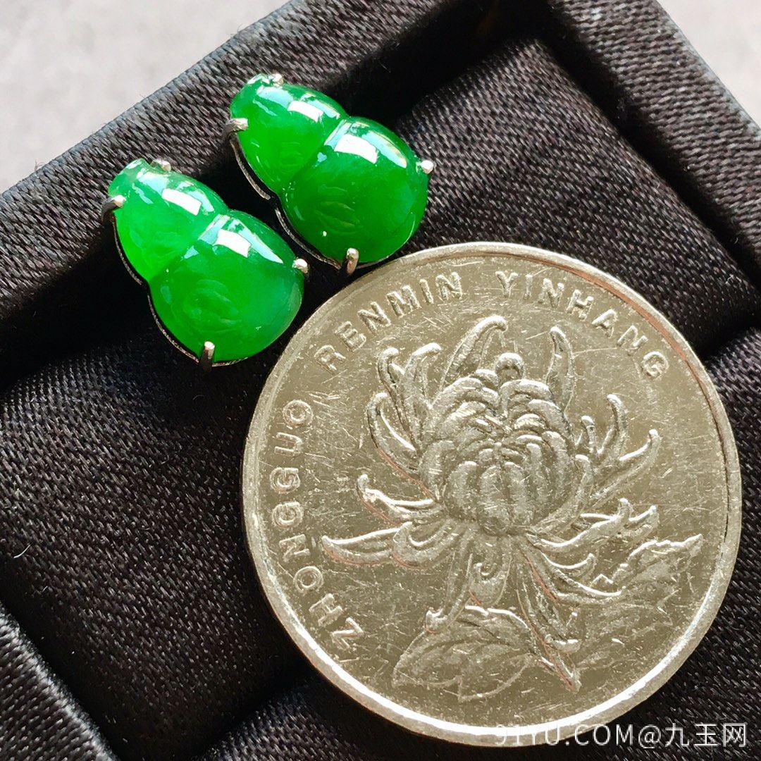 冰种阳绿葫芦耳钉，色正，料子细腻，小而精，裸石：10.8-7.4-3.3mm
