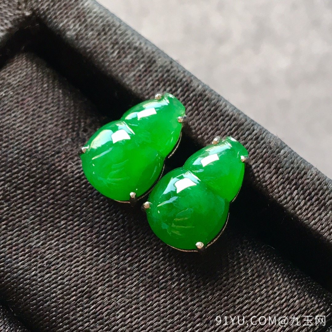 冰种阳绿葫芦耳钉，色正，料子细腻，小而精，裸石：10.8-7.4-3.3mm