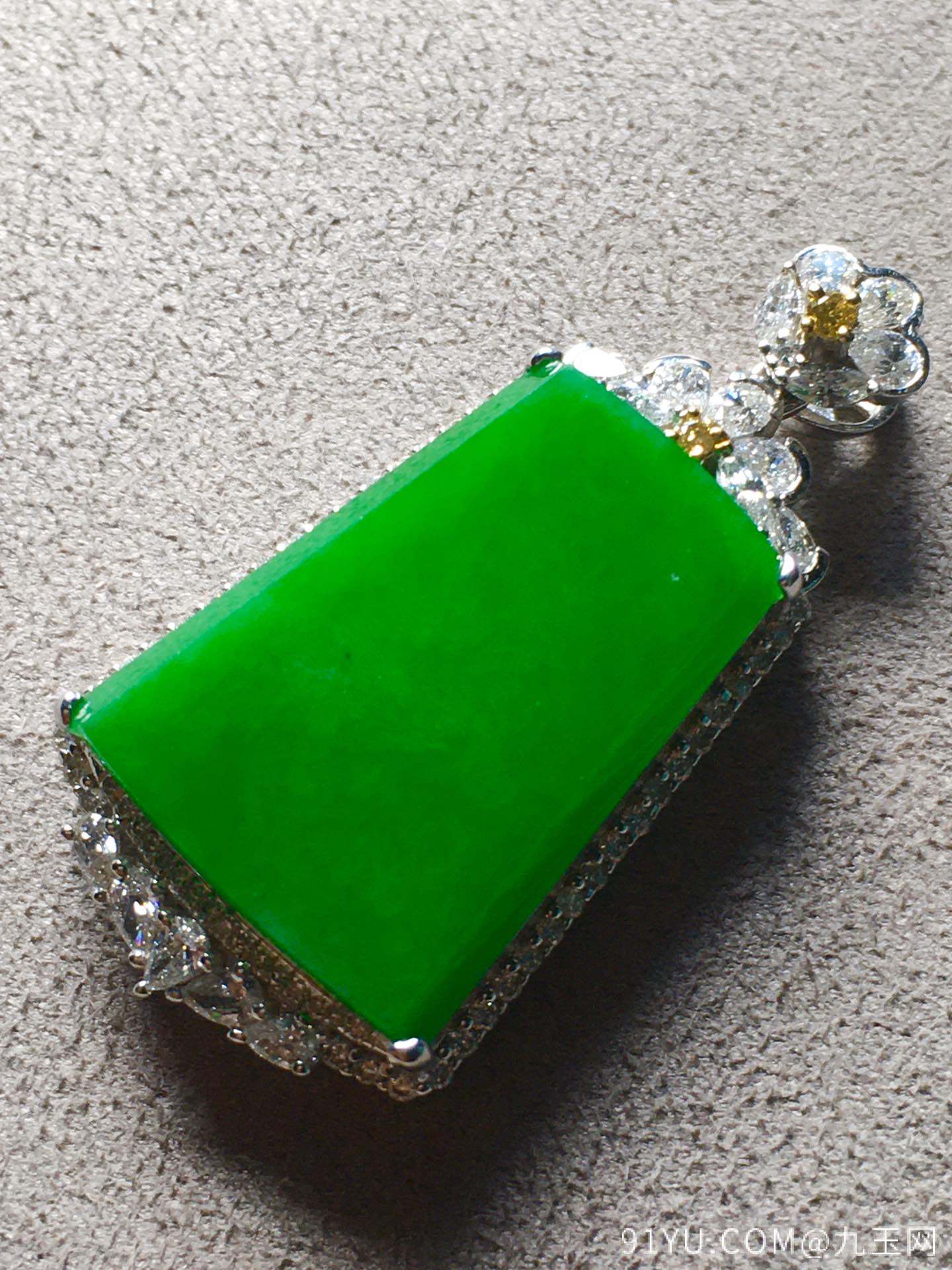 正阳绿素面牌子，实物美，完美玉质细腻裸石：21.7-16.5-5